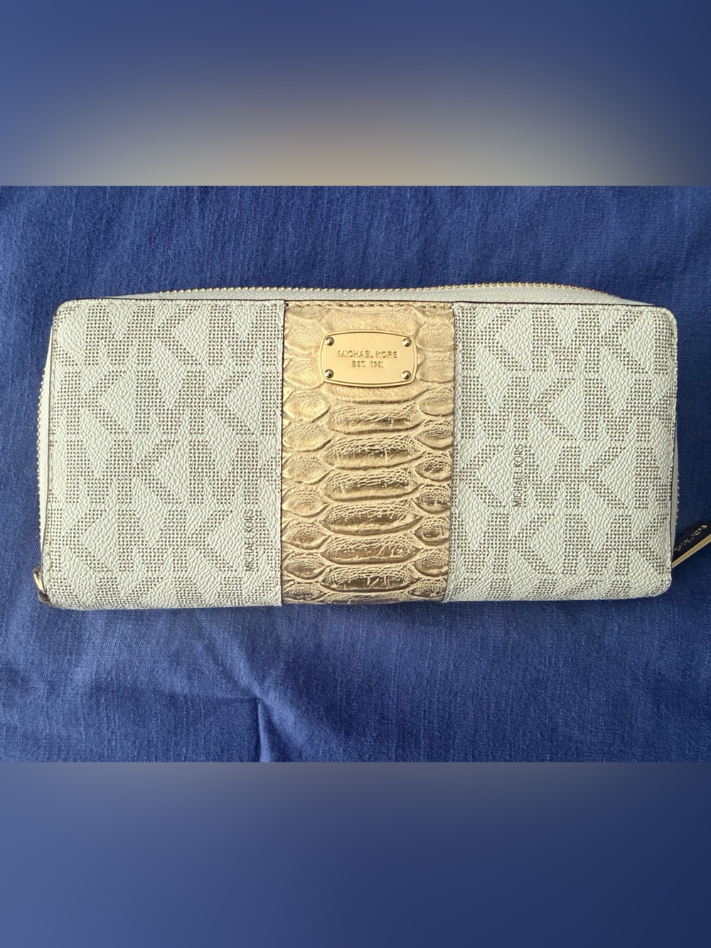 Michael Kors Outlet White and Gold Signature Zip Wallet